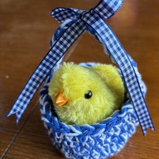 Crochet chick in a basket - blue