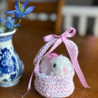 Crochet bunny in a basket - pink