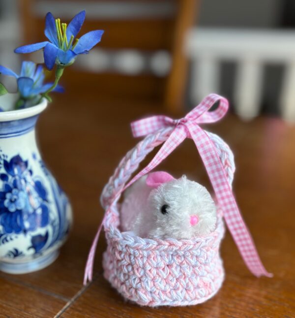 Crochet bunny in a basket - pink